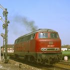 216 006 am 25.5.1977 vor einem Güterzug bei Oberhausen-Alstaden