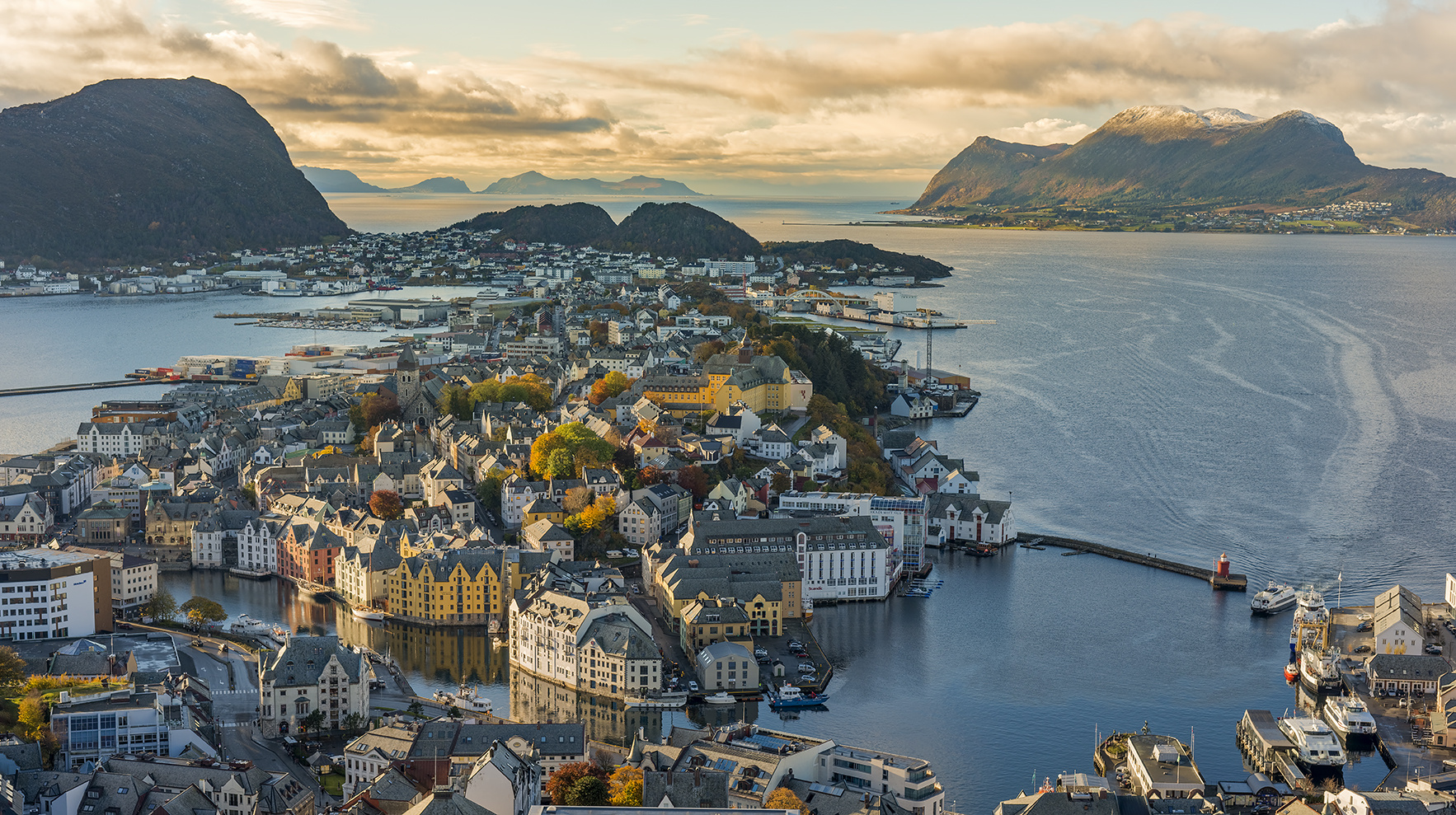 2167Q Alesund Hafen Panorama