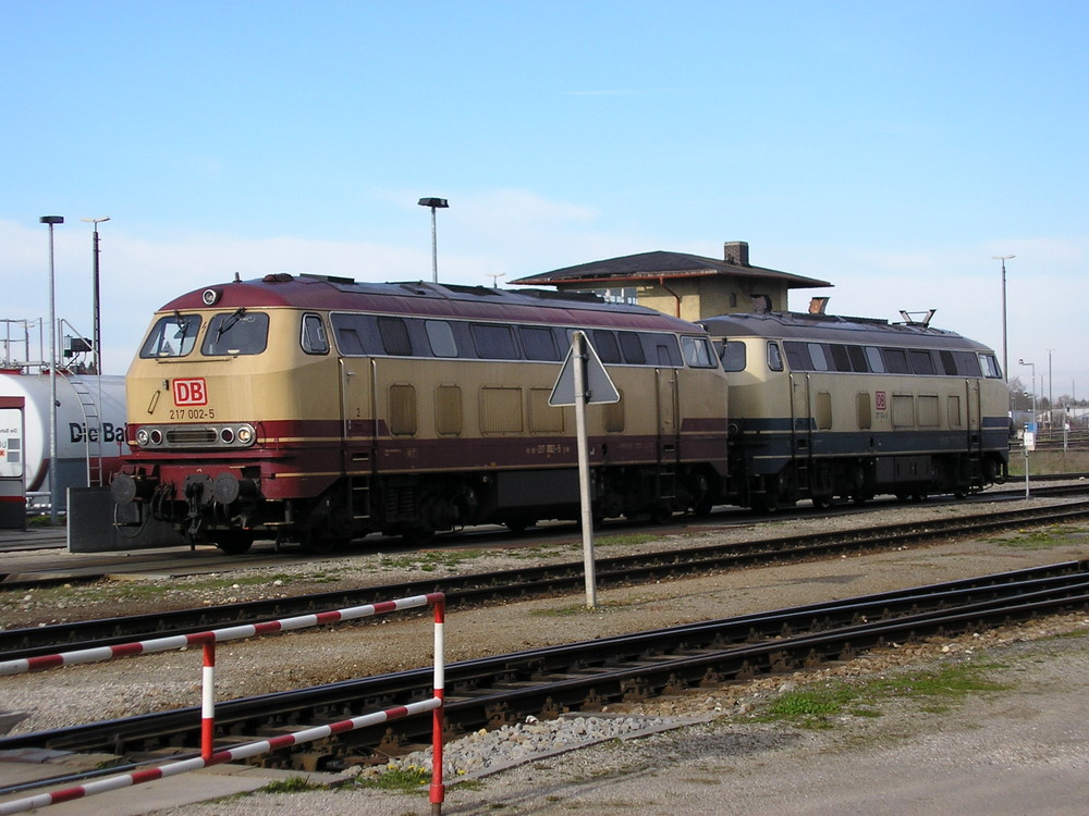 217 002 + 217 014 heute um 9:00 beim Tanken in Mühldorf