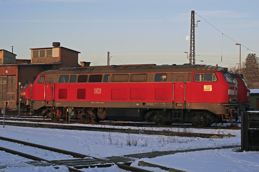 218 196 vorm Haus 1 des Bw Ulm (der Mond ist echt ;-) )