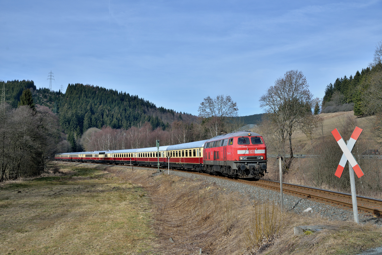 218 330-9 mit AKE TEE am 23.02.19 an einem Bü bei Silbach