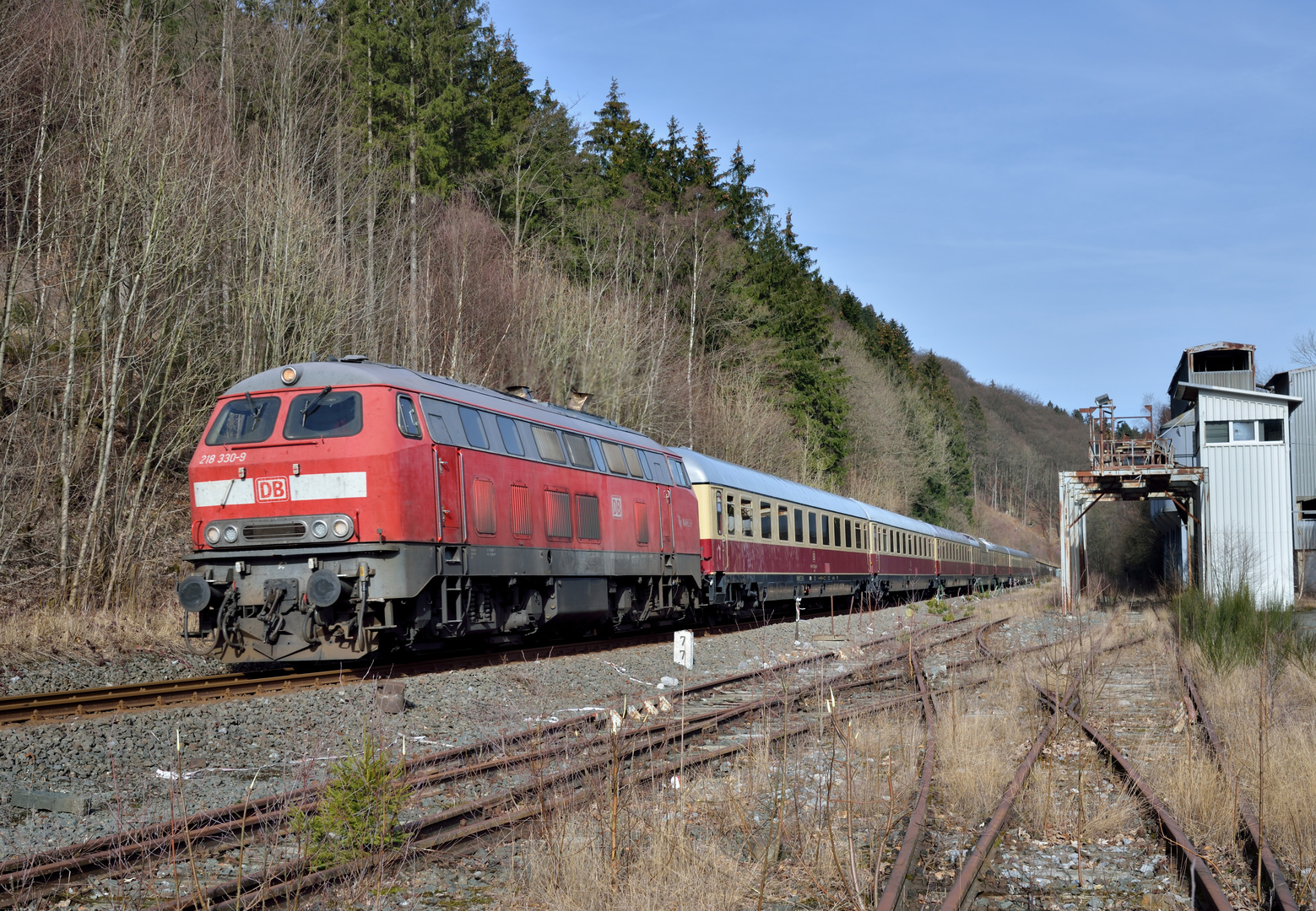 218 330-9 mit AKE TEE am 23.02.19 bei Olsberg an der Verladestelle Steinhelle