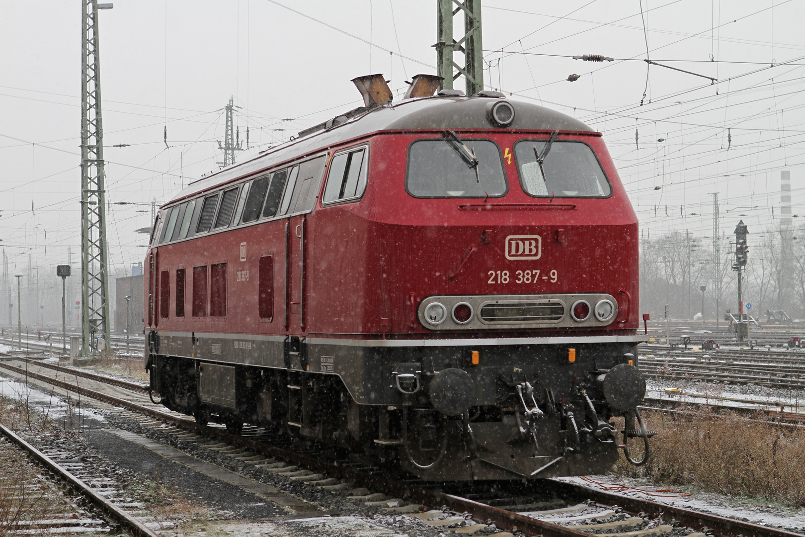 218 387-9 im Schneetreiben