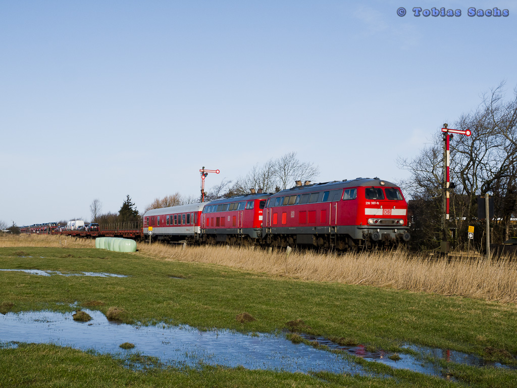 218 397 und unbekannte 218.3 zogen den Autoshuttlezug AS 1423 nach Niebüll