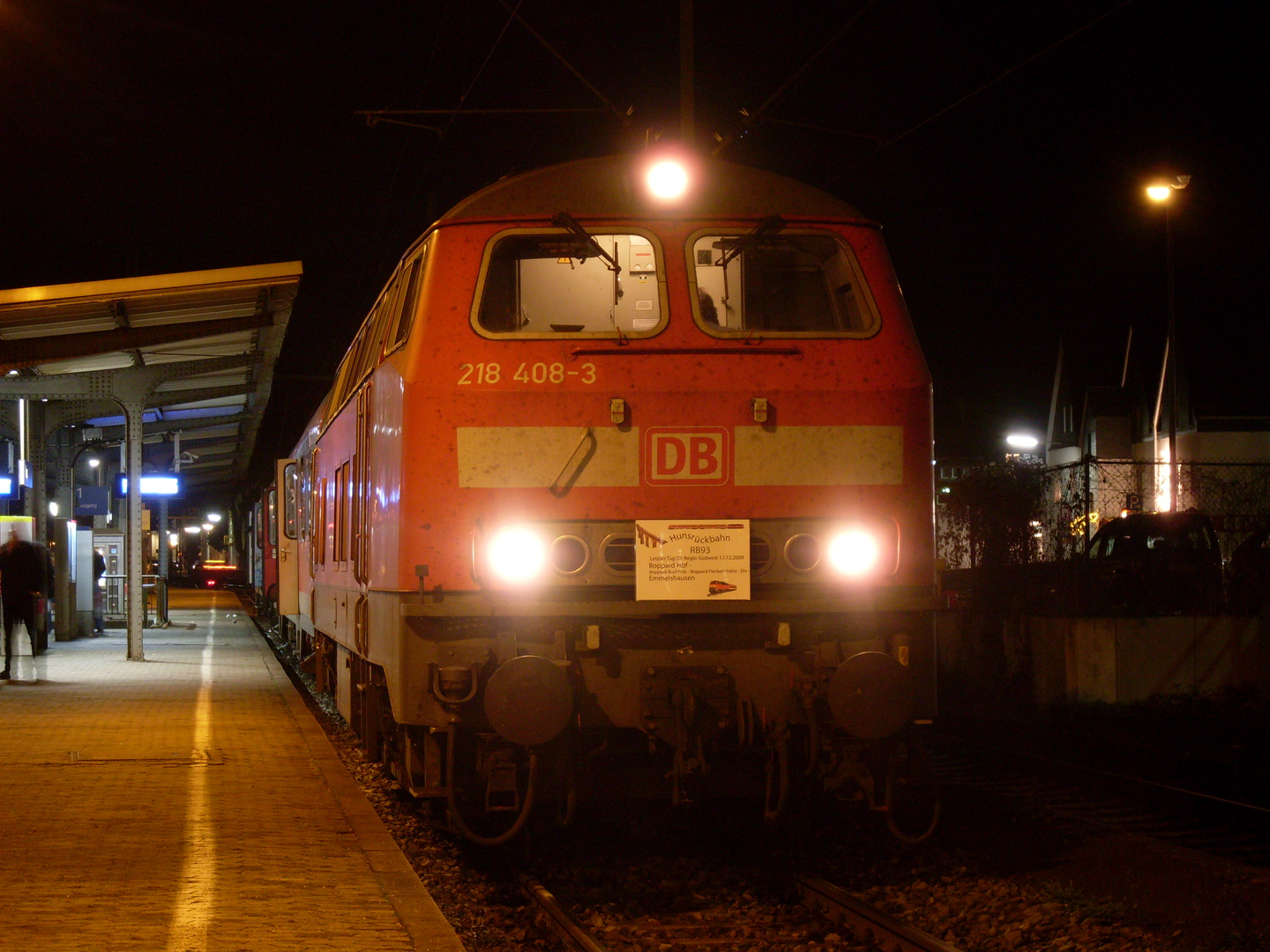 218 408 mit Abschiedsplakat