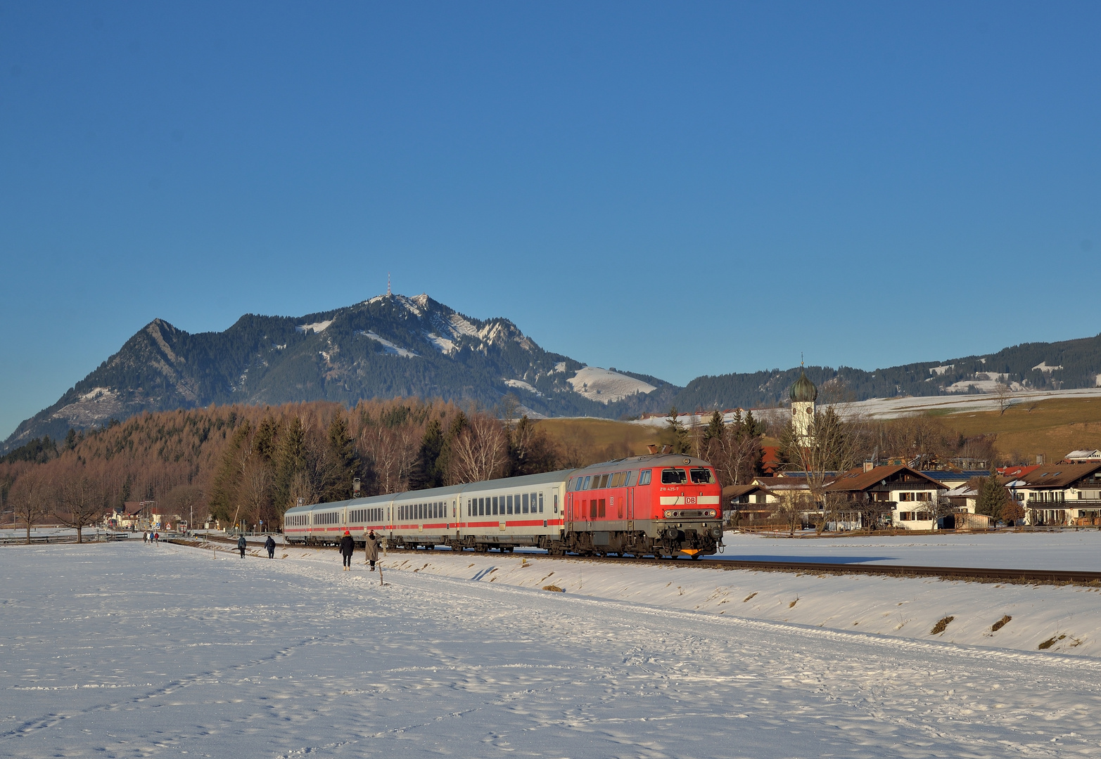 218 425-7 mit IC 2085 am 24.01.22 in Altstädten