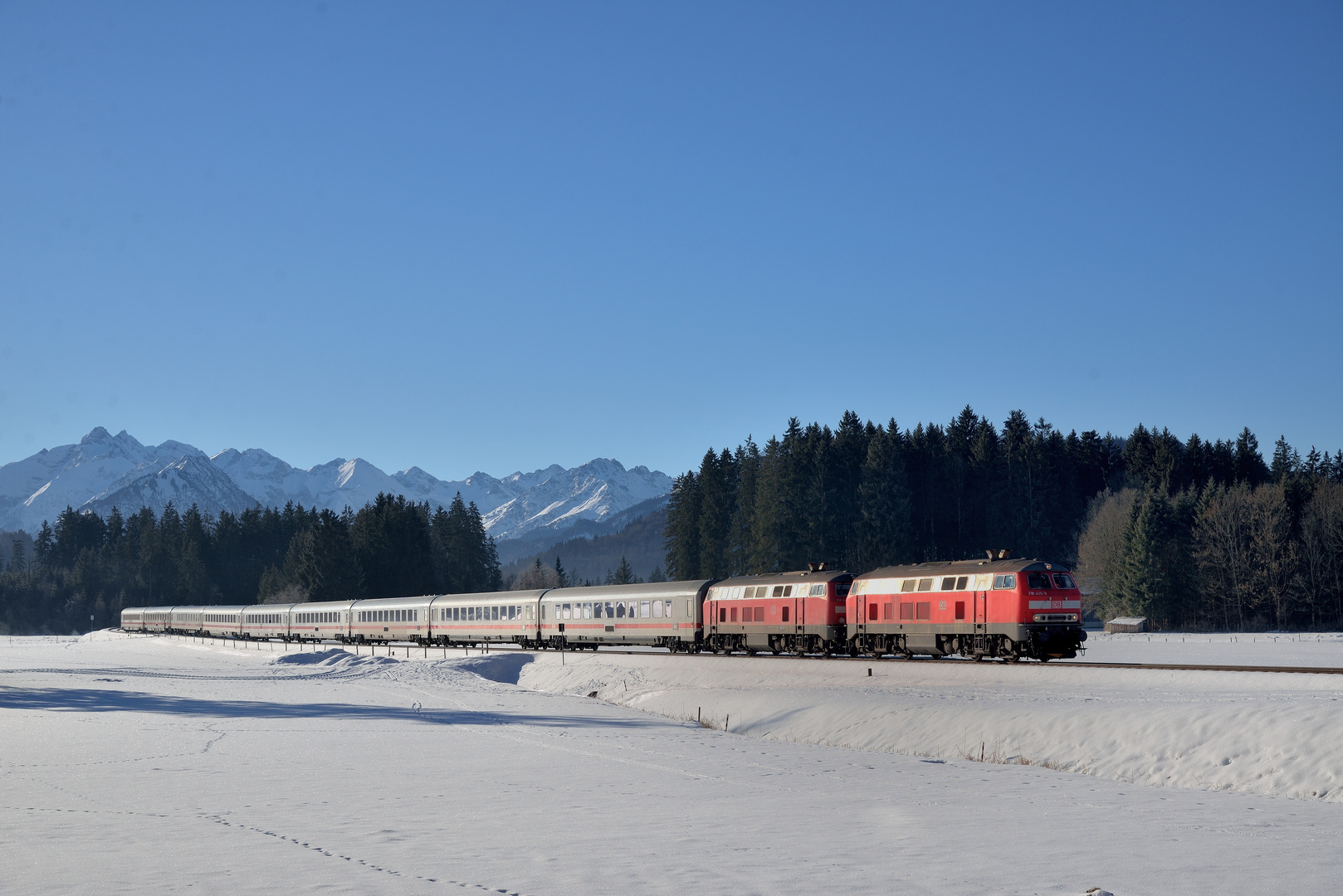 218 429-9 + 218 411-7 mit IC 2012 am 25.01.22 in Unterthalhofen