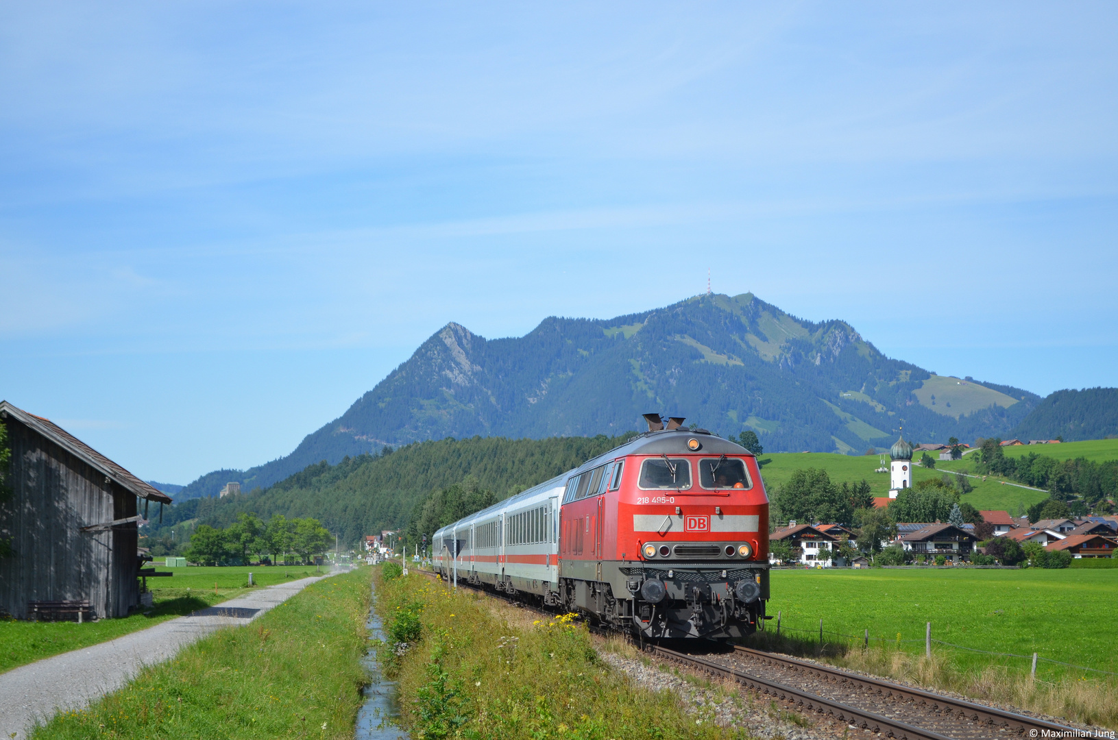 218 495 mit dem IC 2085 "Nebelhorn" bei Altstädten