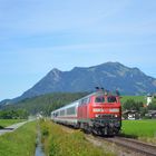 218 495 mit dem IC 2085 "Nebelhorn" bei Altstädten