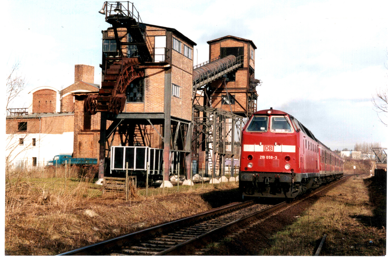 219 059-3 - Vorbeifahrt an alter Fabrik in Zeitz im Jahr 2002