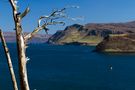 Hinter dem Burgberg in Portree von Andreas Benecke 