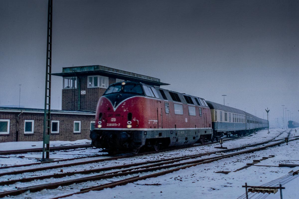 220 013-7: Einfahrt in den Bahnhof Cuxhaven