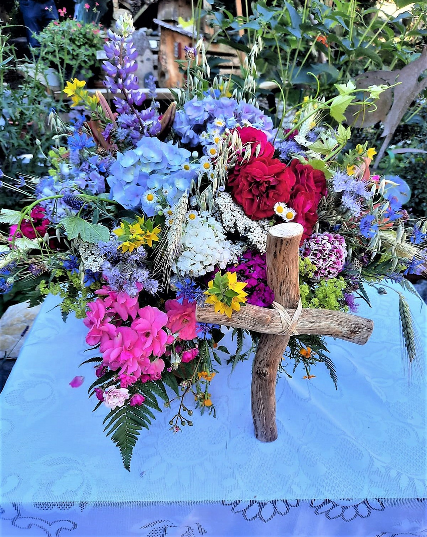 220708  Altar für Gottesdienst im Freien mit Blumen und Holzkreuz 