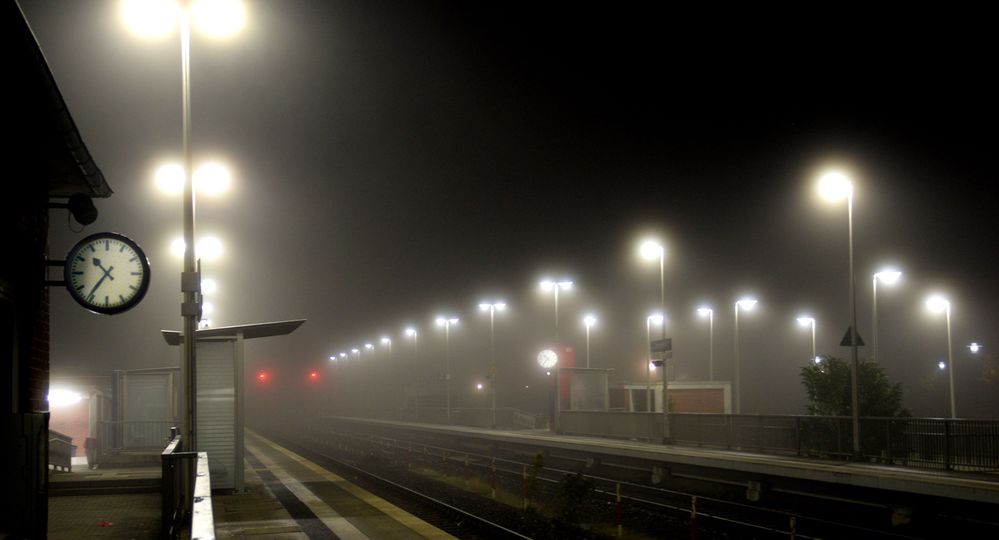 22:36, leerer Bahnsteig