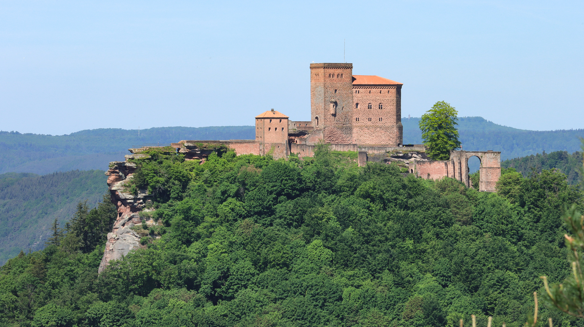 22454 Blick auf Burg Trifels vom Aussichtpunkt Slevogtfelsen