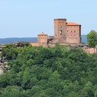 22454 Blick auf Burg Trifels vom Aussichtpunkt Slevogtfelsen