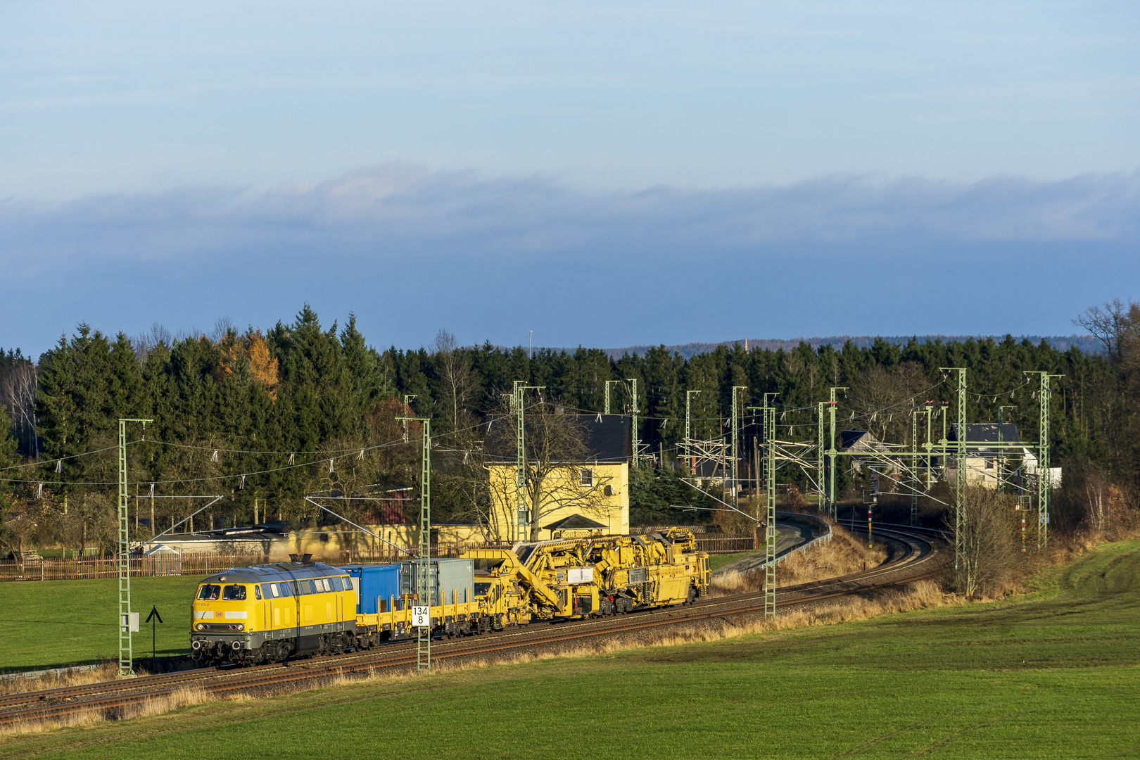  225 010 mit Bauzug bei Kornbach