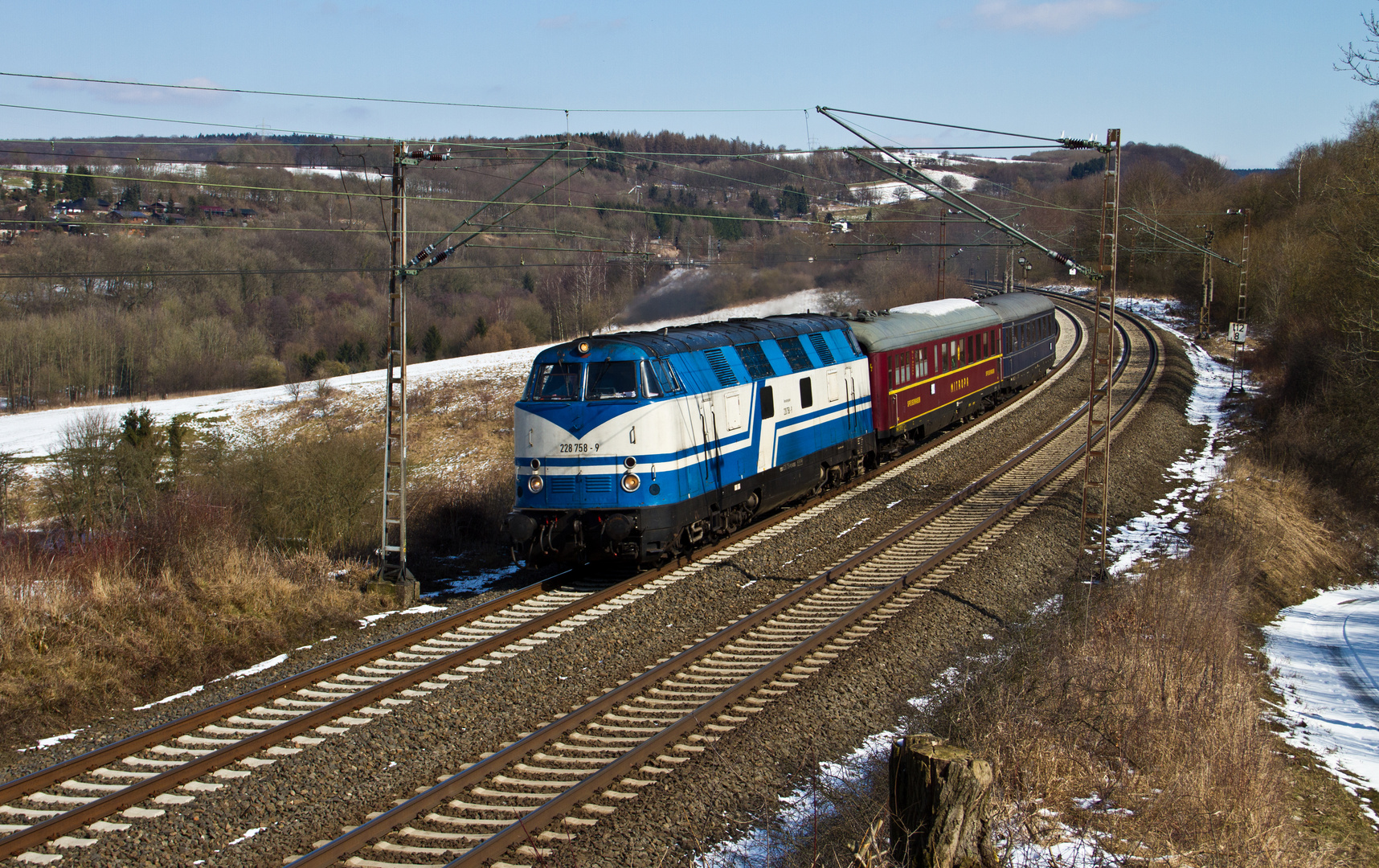 228 758 mit einem Sonderzug