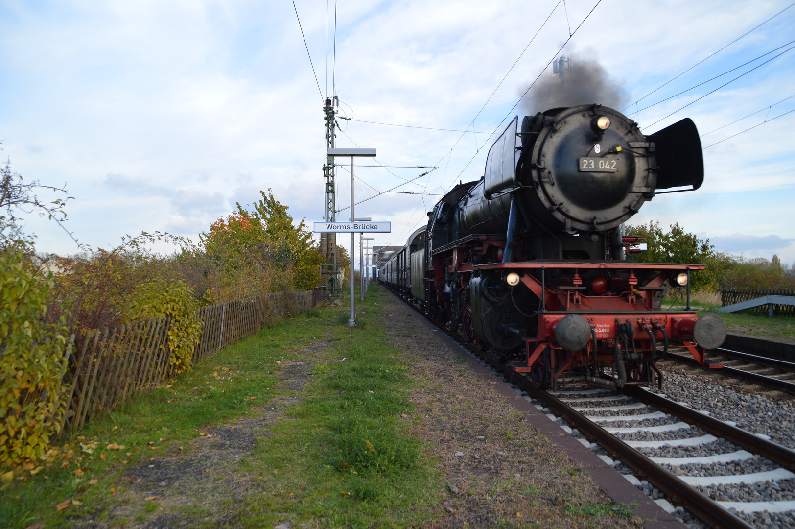 23 042 Dampflokomotive bei Worms-Brücke