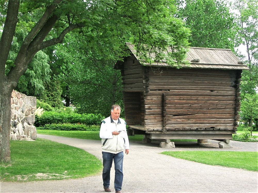  23. 06.2005   Blockhaus vor dem Schloss Turku