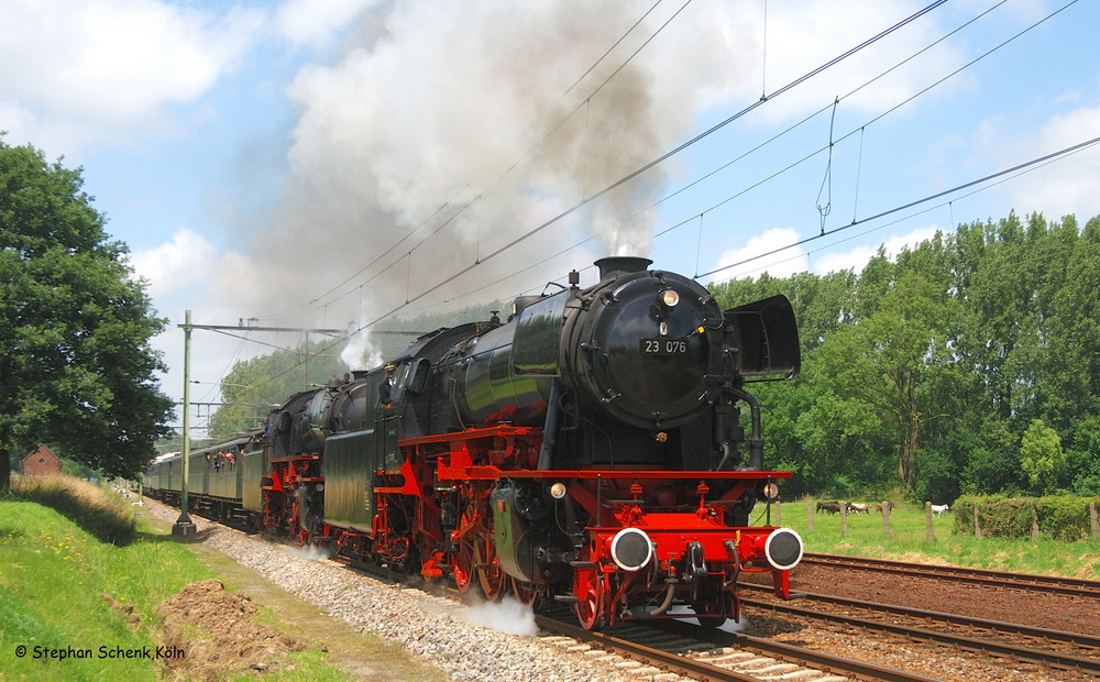 23 076+071 mit Sonderzug im Nachbarland