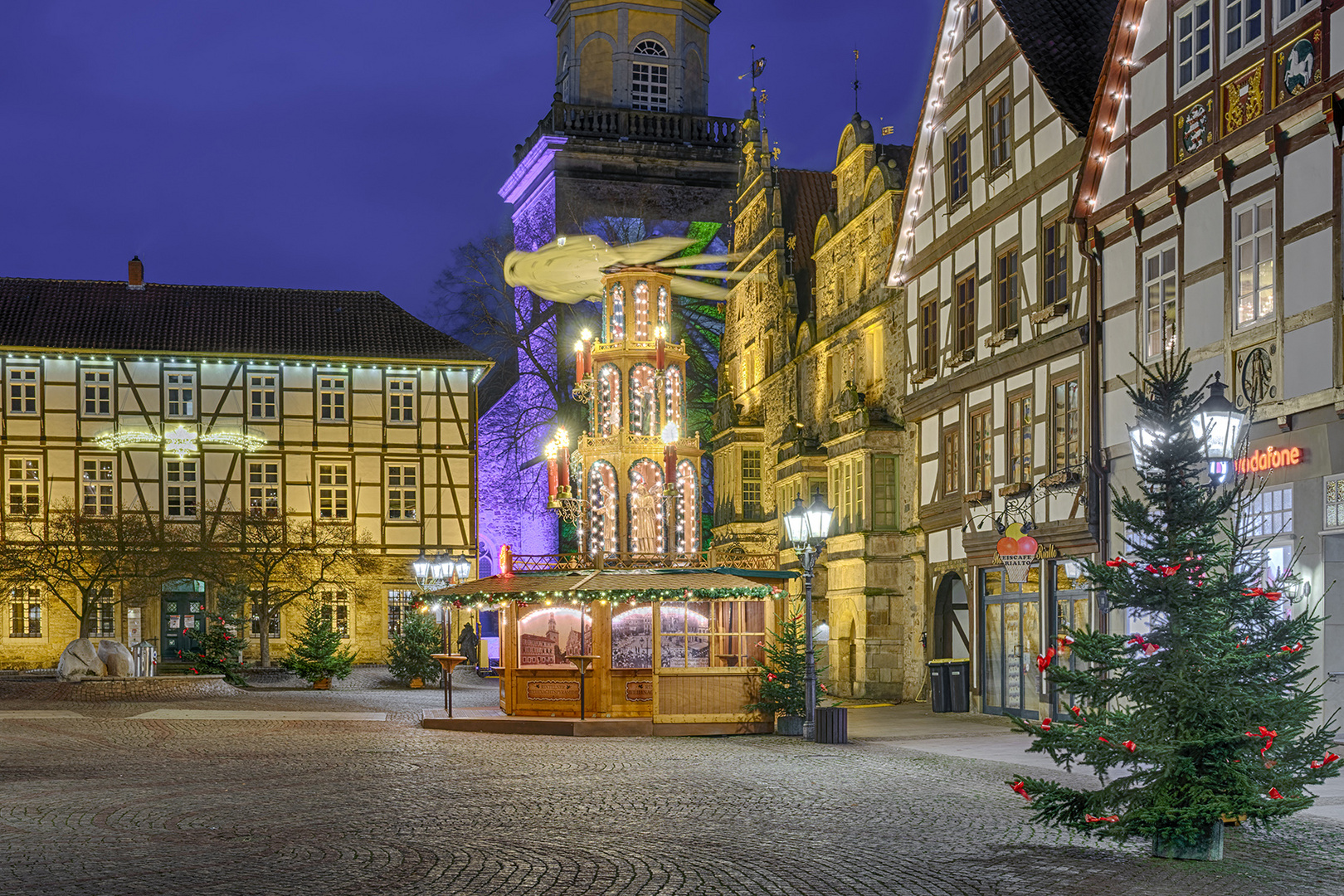 2301SC-06SC Rinteln Marktkplatz mit Weihnachtspyramide beleuchtet