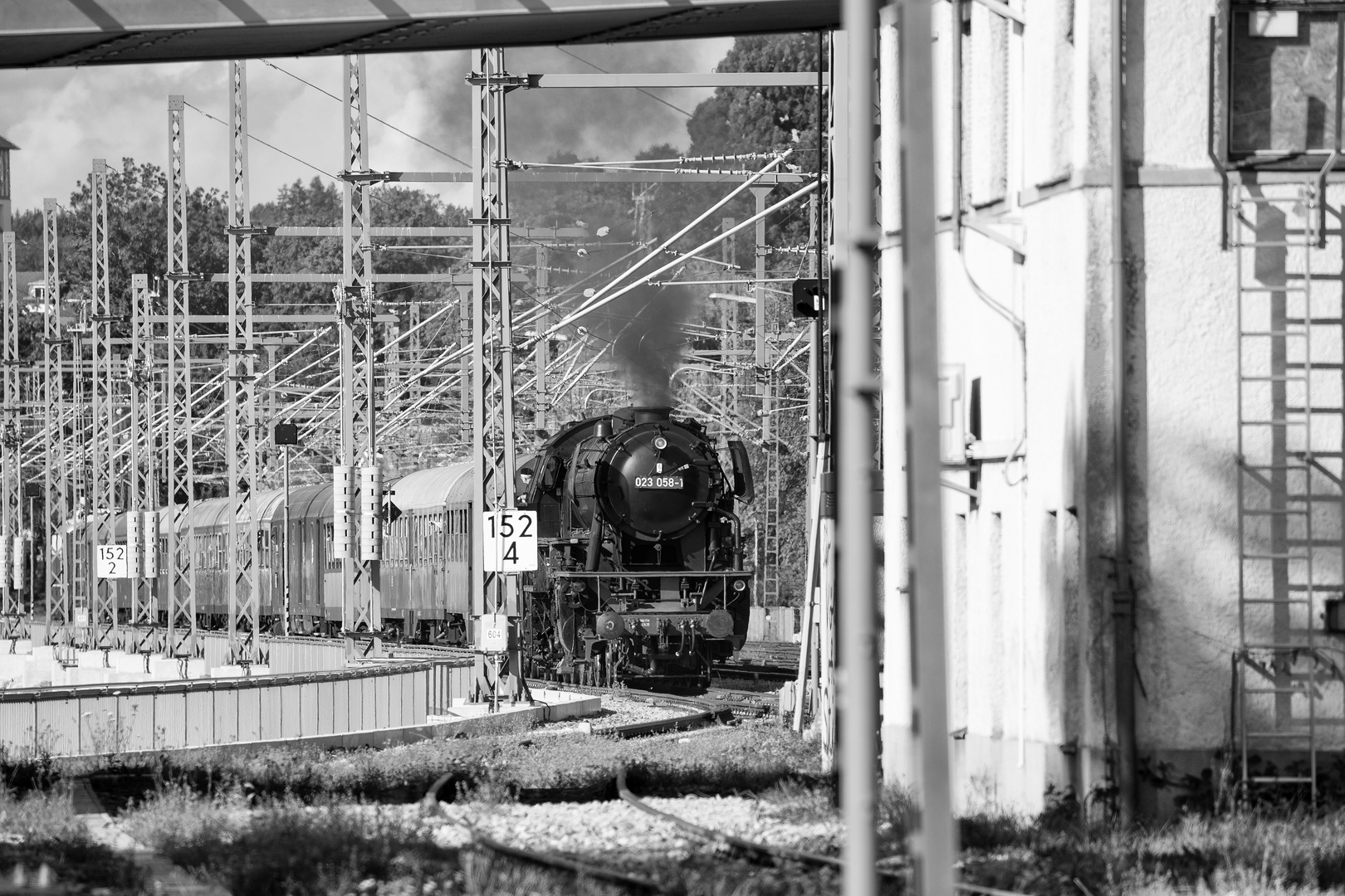 23058 mit ihrem Sonderzug auf dem Bodenseedamm