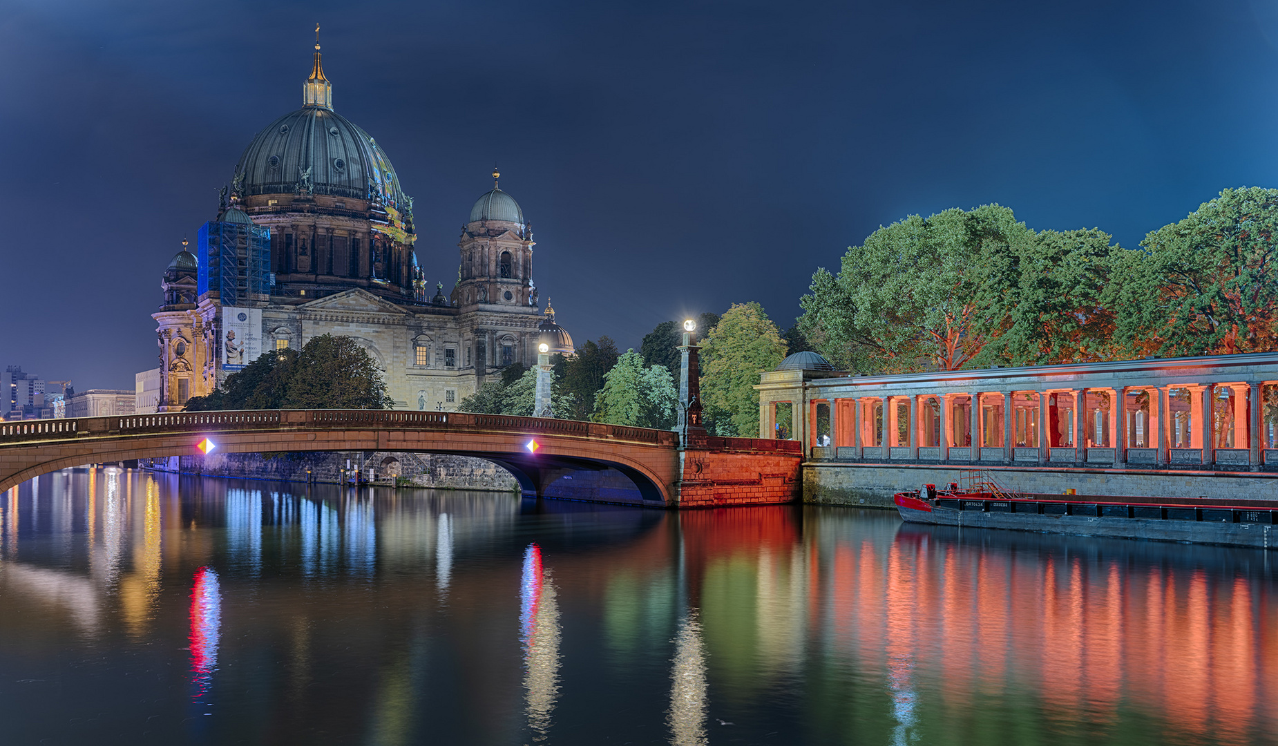 2305TZ-11TZ   Festival of Lights Berlin 2021 Dom mit Museumsinsel