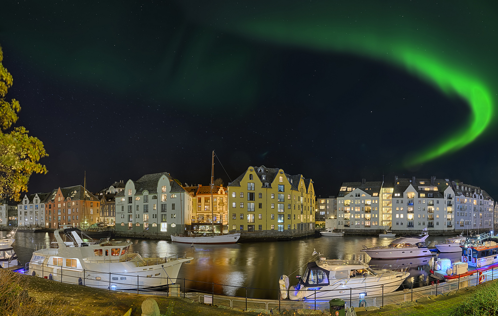 2311Q  Hafen Alesund Nacht Panorama Nordlicht