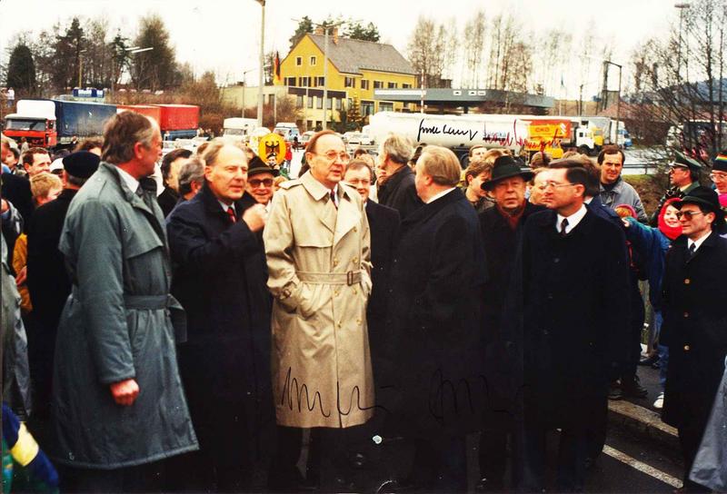 23.12.1989: Genscher zu Fuß über die Grenze