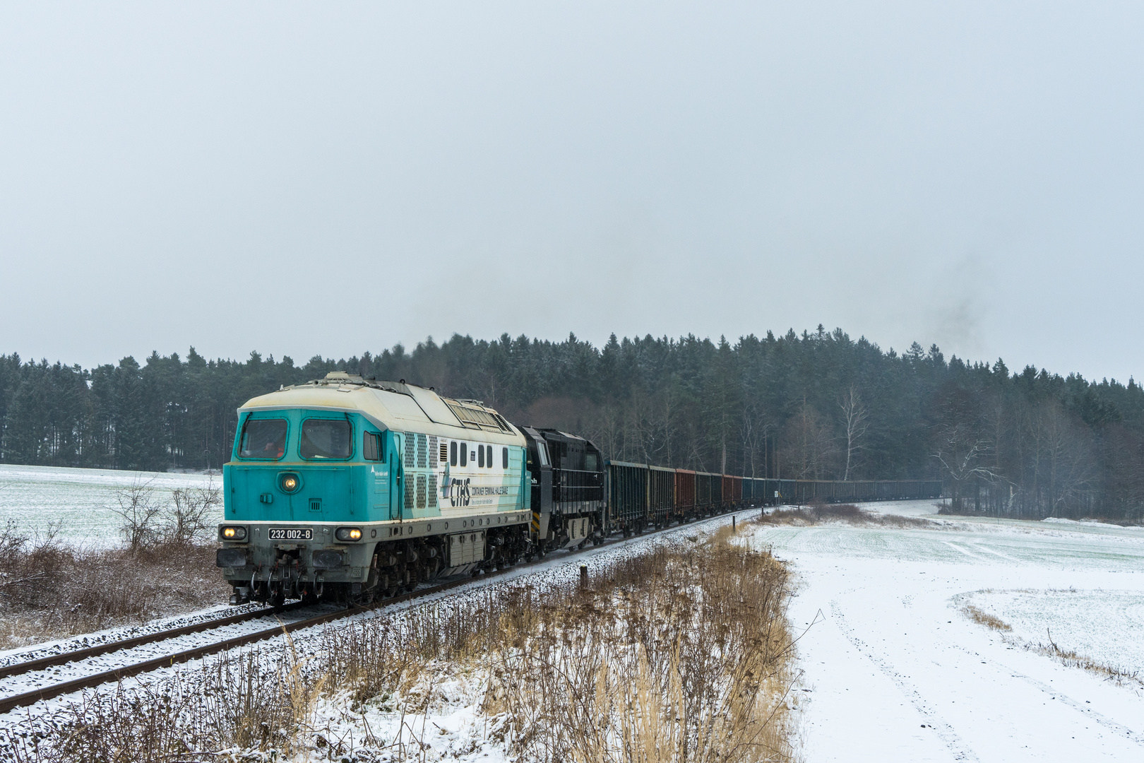  232 002 CTHS und G2000 mit Abraumzug bei Pausa 