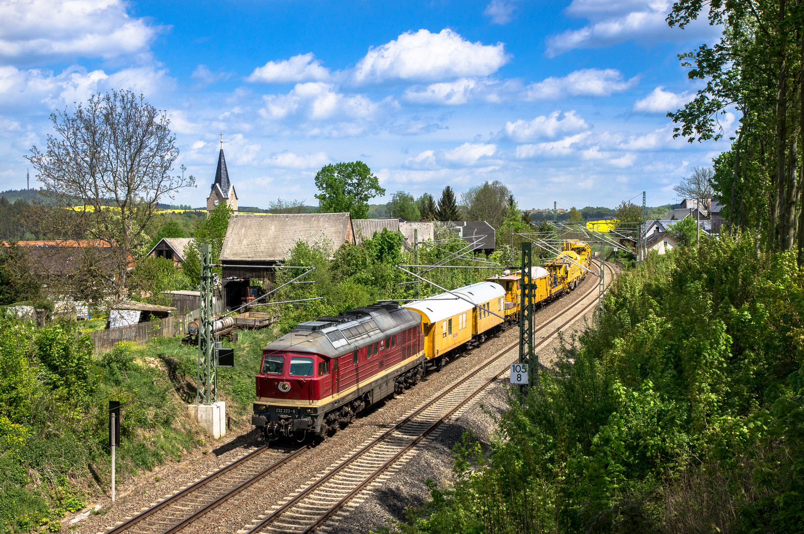 232 223 mit Bauzug unterwegs