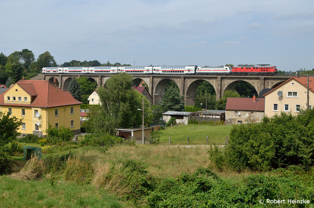 232 240 und 146 562 mit IC-Dostos auf dem Viadukt in Demitz-Thumitz