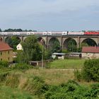 232 240 und 146 562 mit IC-Dostos auf dem Viadukt in Demitz-Thumitz