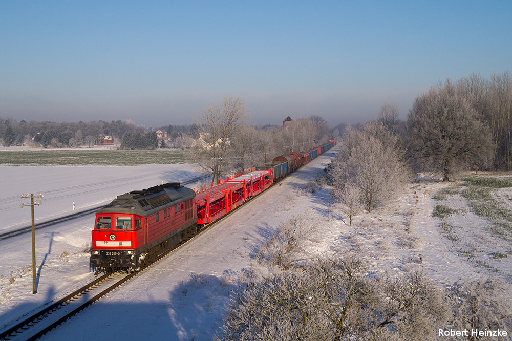 232 255 mit einem Mischer bei Uhsmannsdorf am 08.12.2012