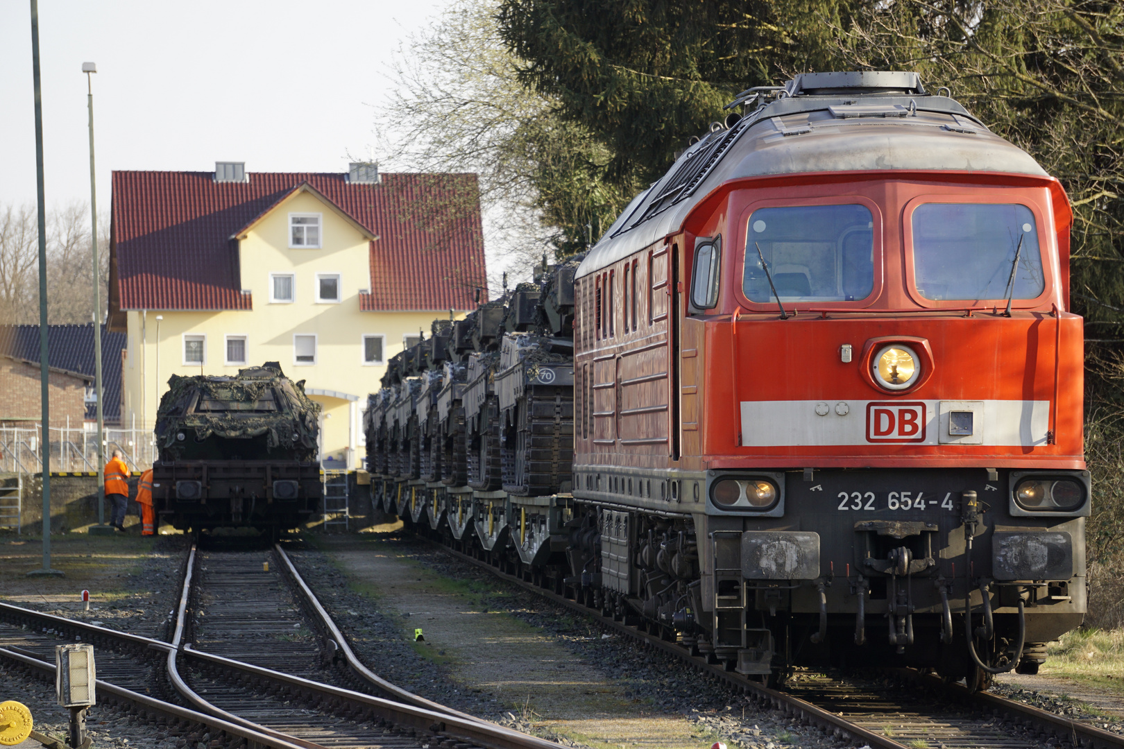 232 654-4 mit einen Militärzug