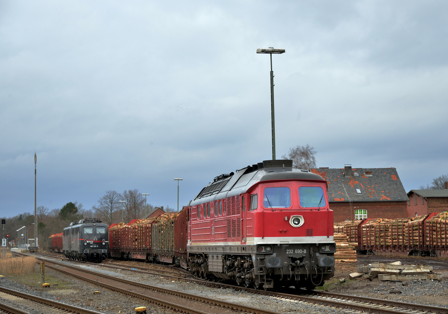 232 690-8 --EBS-- mit Holzzug und zwei EBS 140ern am 22.02.20 in Sennelager