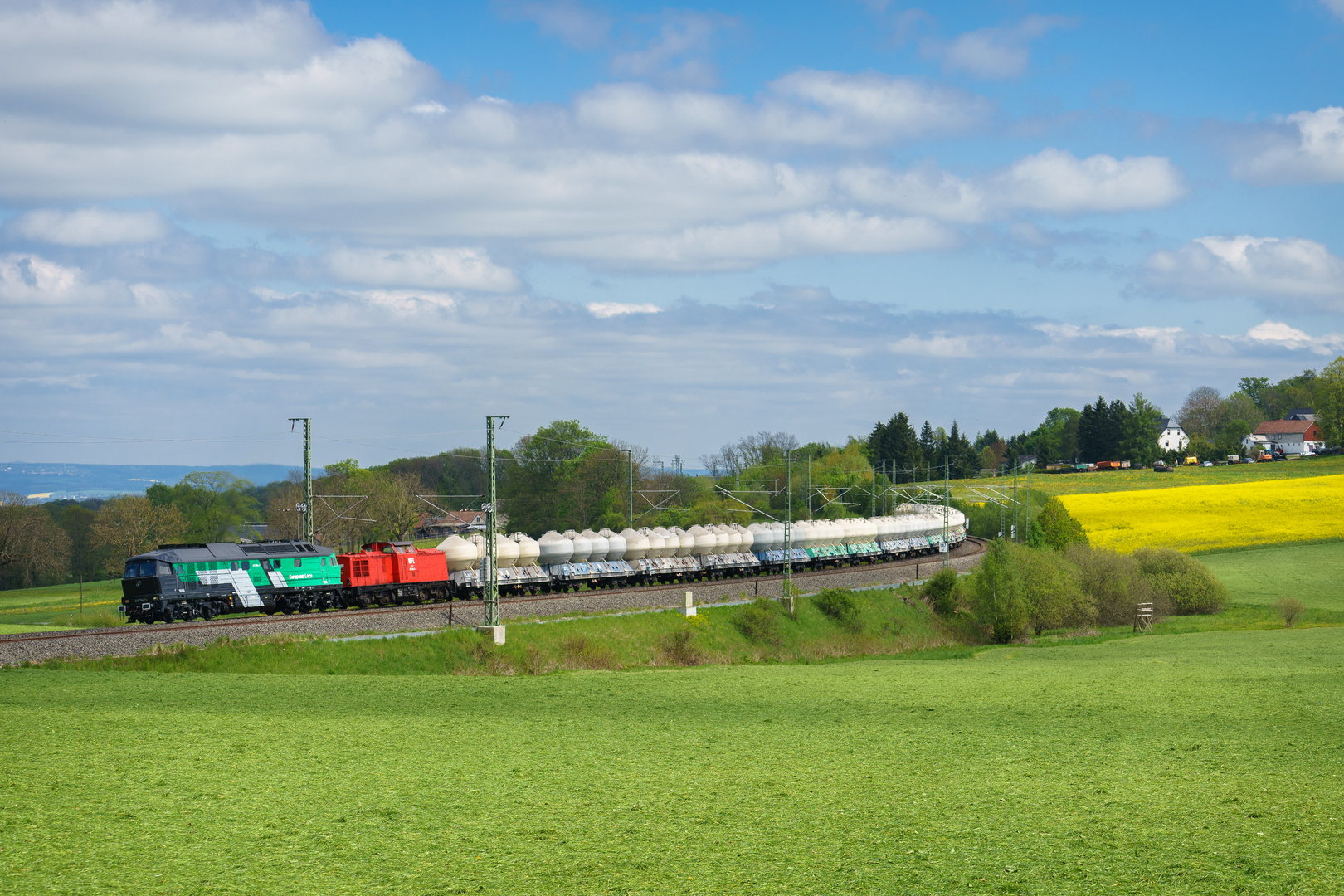  232 704 und WFL V 100 mit Zwiebelzug bei Grobau 