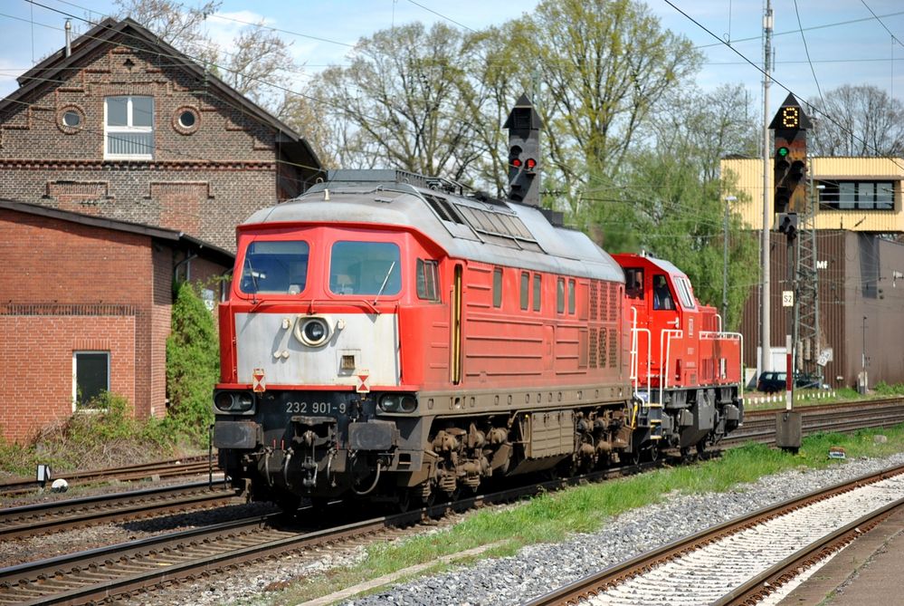 232 901-9 im Schlepp von 261 032-7