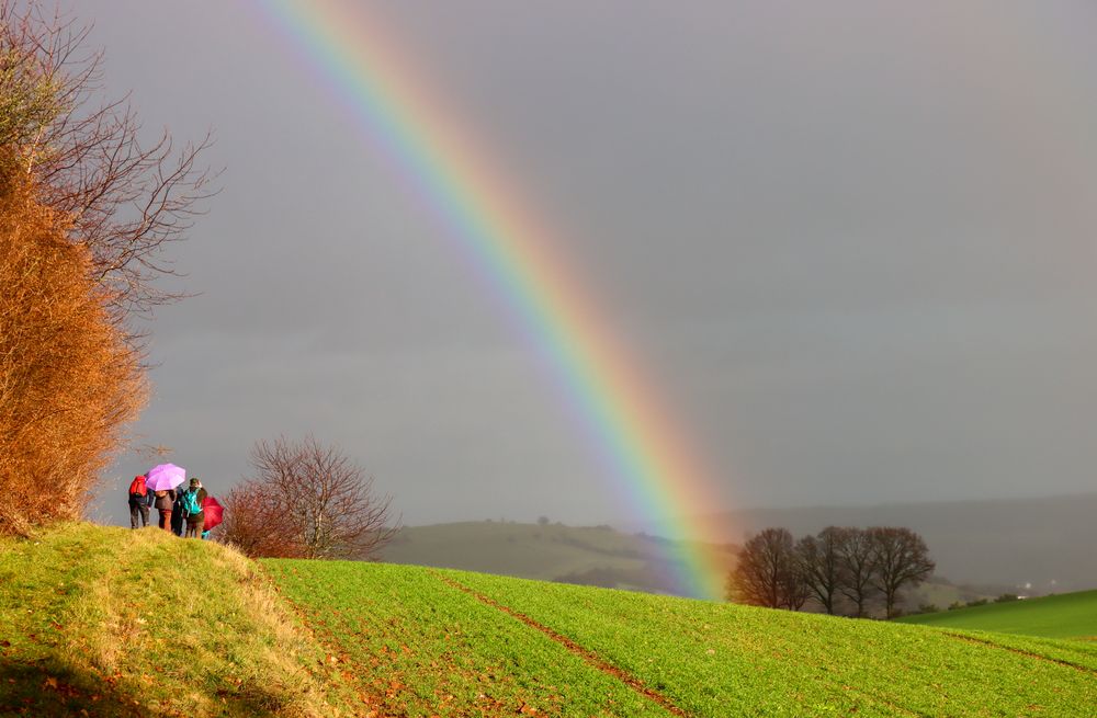 23245 Wanderer unterm Regenbogen