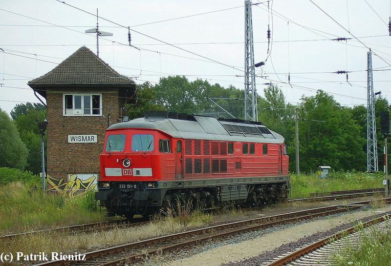 233 151 bei der Einfahrt in den Bahnhof Wismar