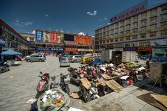 233 - Shigatse (Tibet) - Shopping Center Parking Place