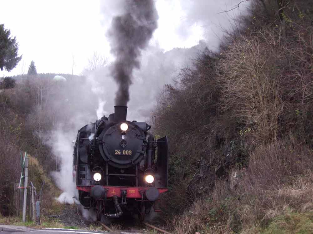 24 009 verlässt Gemünder Tunnel