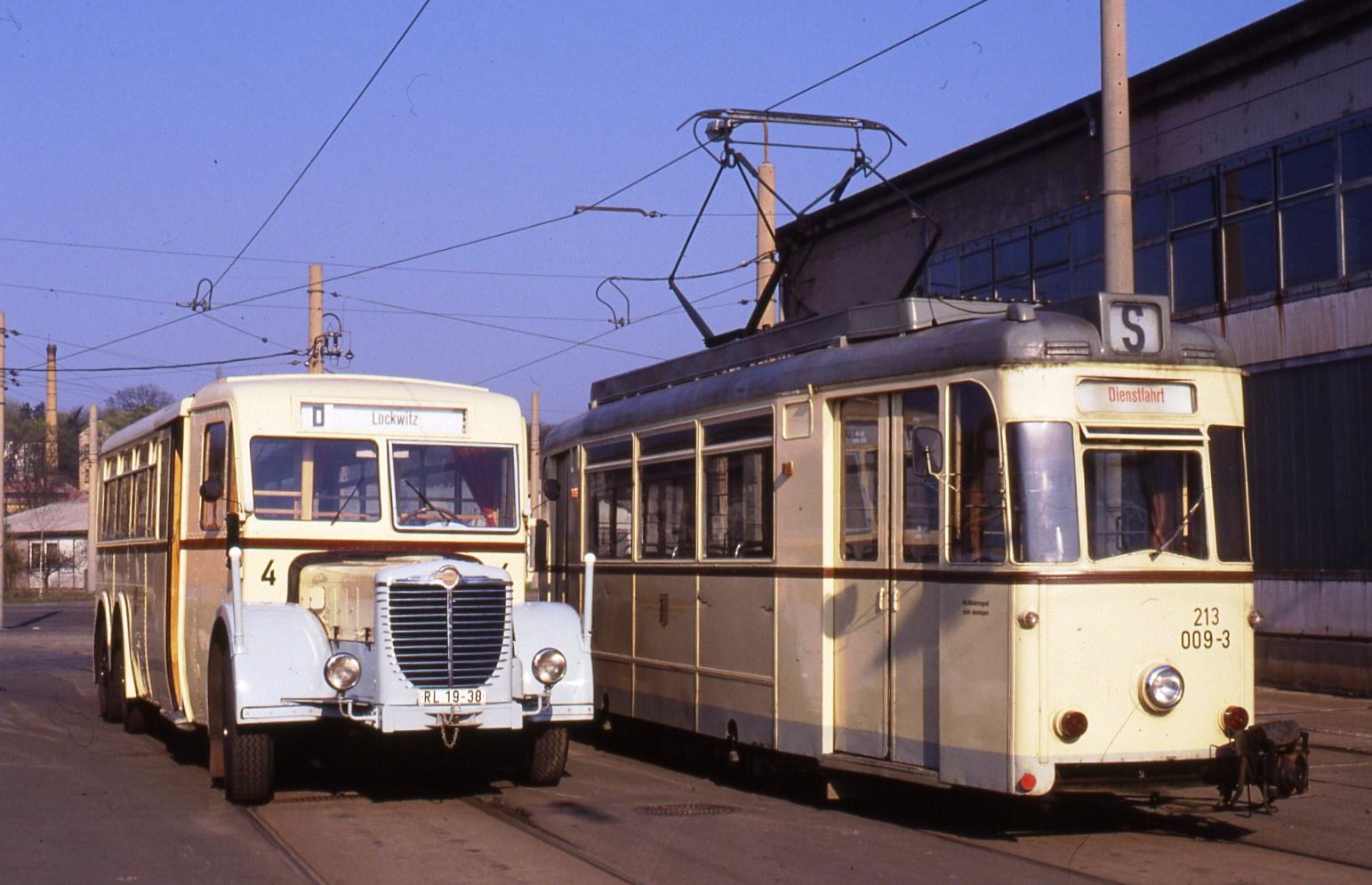 24 März 1990 213 009 und dem Büssing 4