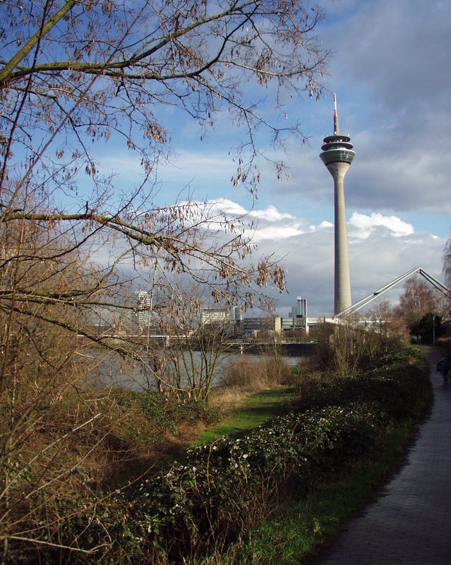 24.02.2007 15:57h Rheinturm in Düsseldorf