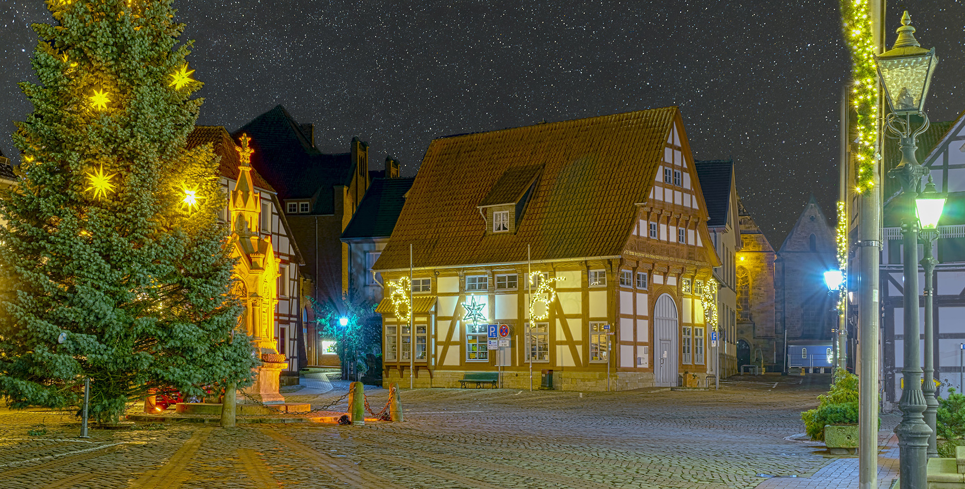 2403SC Marktplatz Obernkirchen Weihnachtsbeleuchtung mit Sternenhimmel