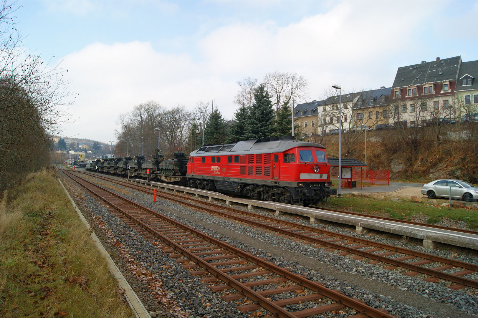 241 449 mit Militärzug im Bahnhof Marienberg