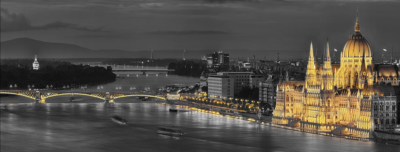 2412M-2415M Budapest Parlament mit MargeretenBrücke beleuchtet HDR SW coloriert Panorama