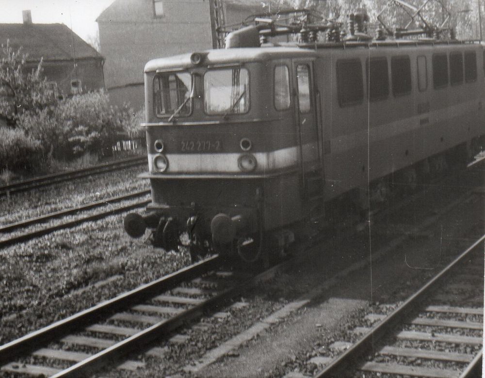 242 277-2 bei der Einfahrt(Durchfahrt?) in den Bahnhof Gößnitz, Himmelfahrtstag 1988