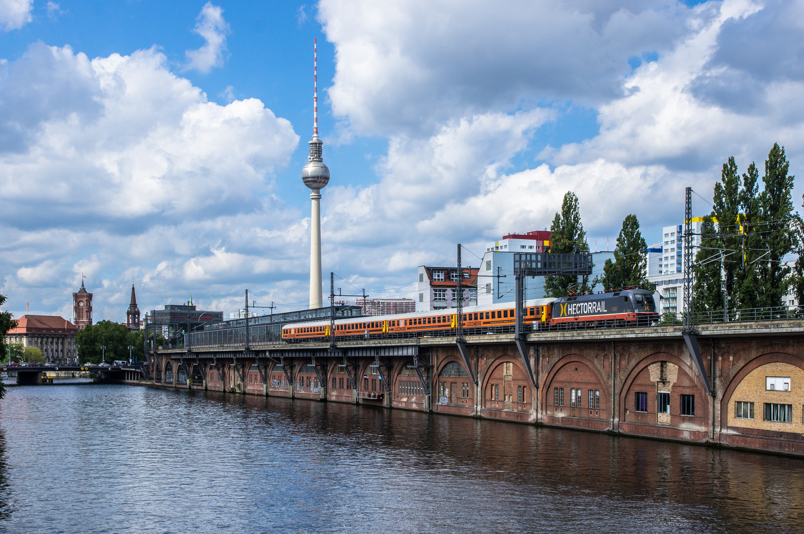 242 517 Hectorrail mit Locomore-Zug in Berlin